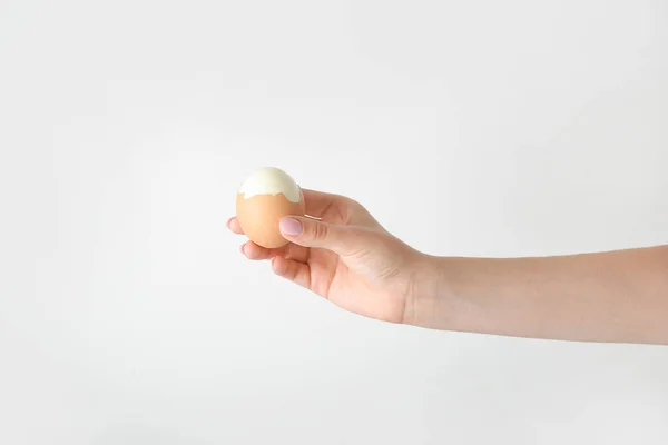 女性手拿着白底煮鸡蛋 — 图库照片