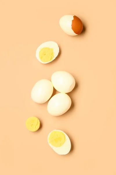 Sabrosos Huevos Cocidos Con Mitades Sobre Fondo Naranja — Foto de Stock