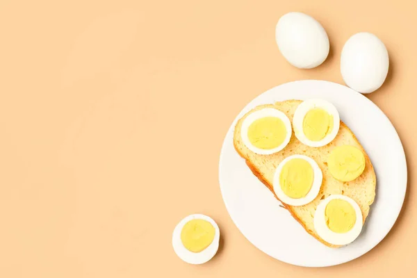 Πιάτο Τοστ Βραστά Αυγά Πορτοκαλί Φόντο — Φωτογραφία Αρχείου