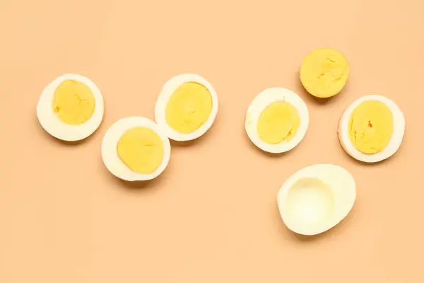Kawałki Smacznych Gotowanych Jaj Pomarańczowym Tle — Zdjęcie stockowe