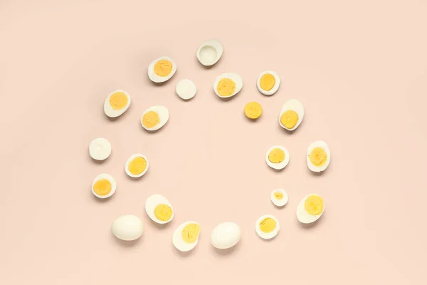 Pembe Arka Planda Lezzetli Haşlanmış Yumurtadan Yapılmış Çerçeve — Stok fotoğraf