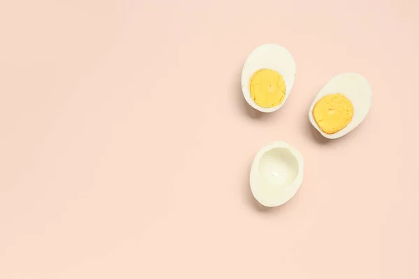 粉红色背景的一半煮熟的鸡蛋 — 图库照片
