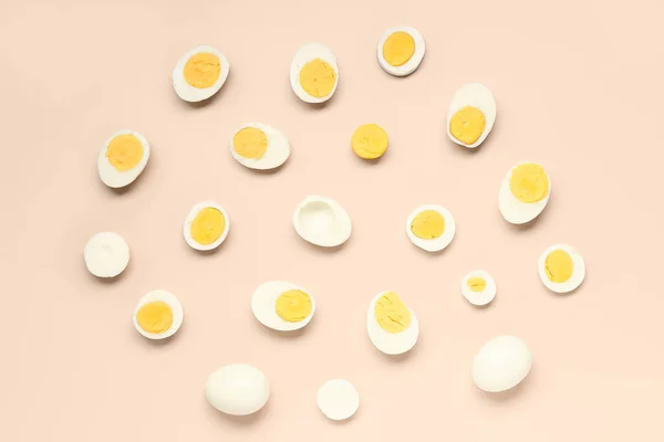 Sabrosos Huevos Cocidos Con Mitades Sobre Fondo Rosa — Foto de Stock