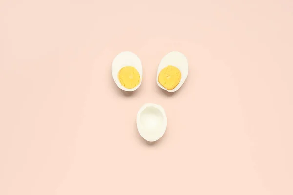 Mitades Sabrosos Huevos Cocidos Sobre Fondo Rosa — Foto de Stock