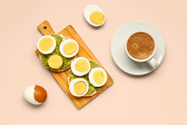 Ξύλινη Σανίδα Από Κράκερ Ρυζιού Βραστά Αυγά Και Αβοκάντο Ροζ — Φωτογραφία Αρχείου