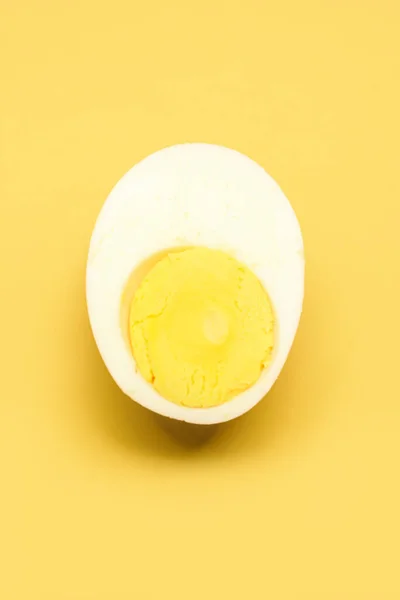 Setengah Dari Telur Rebus Lezat Pada Latar Belakang Kuning — Stok Foto