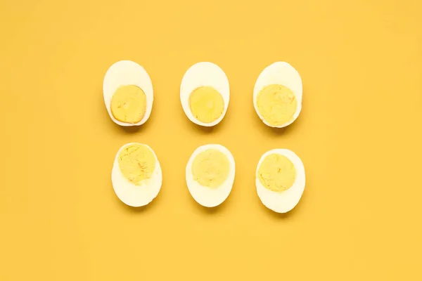 Mitades Sabrosos Huevos Cocidos Sobre Fondo Amarillo — Foto de Stock