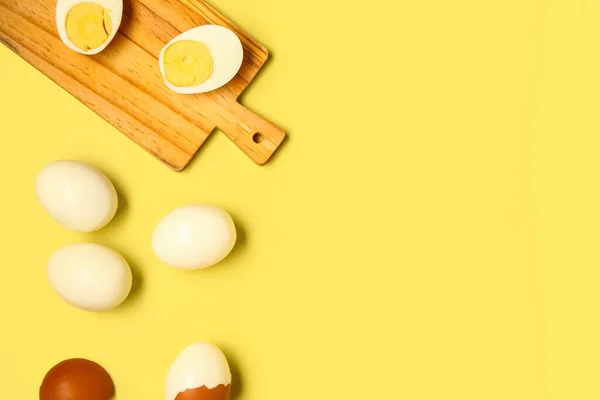 Lezzetli Haşlanmış Yumurta Ahşap Tahta Sarı Arka Planda Yarımlar — Stok fotoğraf