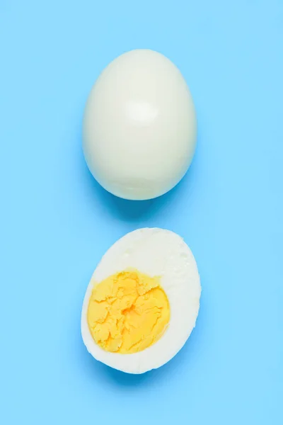 有一半蓝色底色的煮熟的鸡蛋 — 图库照片