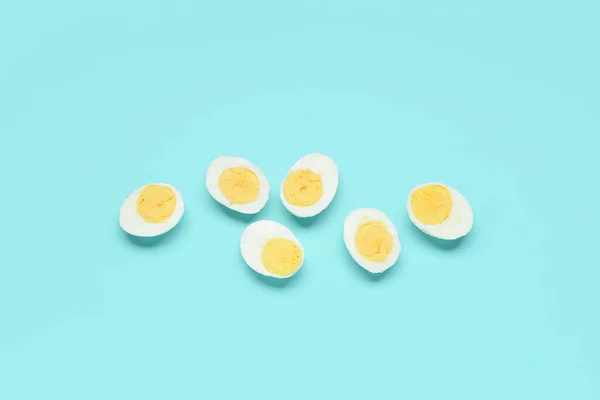 Mitades Sabrosos Huevos Cocidos Sobre Fondo Azul — Foto de Stock