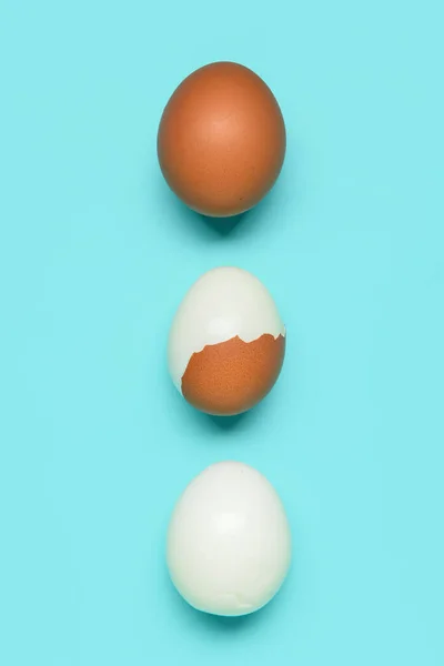 Sabrosos Huevos Cocidos Sobre Fondo Azul — Foto de Stock