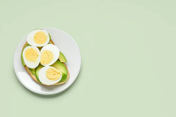 Πιάτο Τοστ Βραστά Αυγά Και Αβοκάντο Πράσινο Φόντο — Φωτογραφία Αρχείου