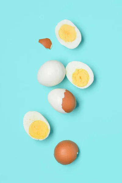 Tasty Boiled Eggs Halves Shells Blue Background — Stock Photo, Image