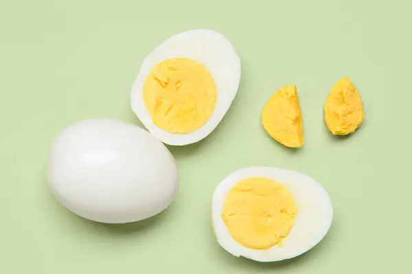 有一半绿色背景的煮熟的鸡蛋 — 图库照片