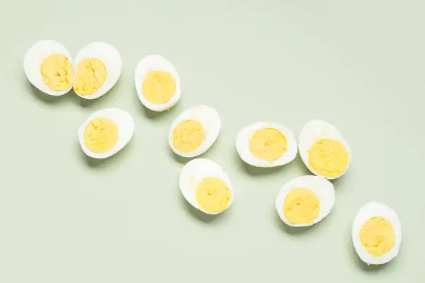 Mitades Sabrosos Huevos Hervidos Sobre Fondo Verde — Foto de Stock
