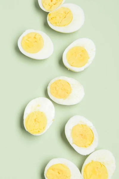 Mitades Sabrosos Huevos Hervidos Sobre Fondo Verde —  Fotos de Stock