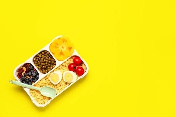 Lunchbox Met Lekker Eten Gele Achtergrond — Stockfoto