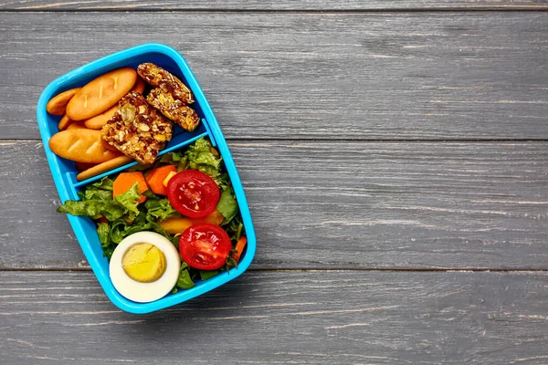 Lunchbox Met Lekker Eten Grijze Houten Achtergrond — Stockfoto