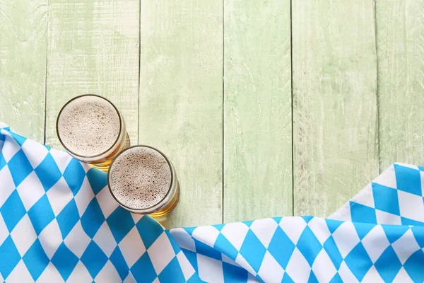Bandera Baviera Tazas Con Cerveza Sobre Fondo Madera Verde —  Fotos de Stock