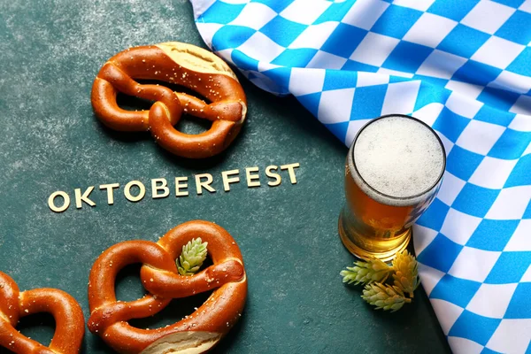 Palabra Oktoberfest Bandera Baviera Taza Con Cerveza Pretzels Sobre Fondo —  Fotos de Stock