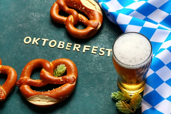 Palavra Oktoberfest Bandeira Baviera Caneca Com Cerveja Pretzels Sobre Fundo — Fotografia de Stock