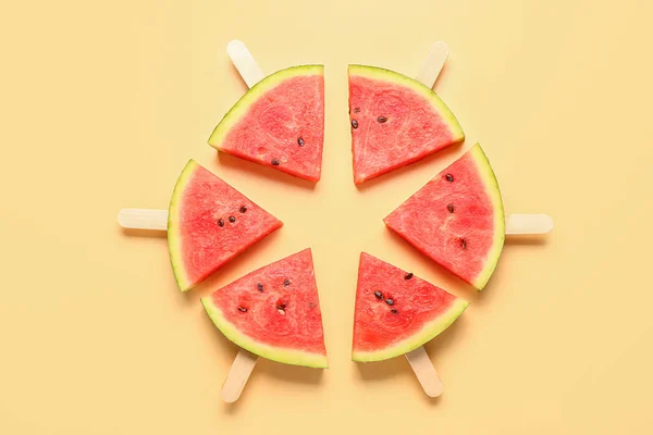 Rahmen Aus Süßen Wassermelonenstäbchen Auf Gelbem Hintergrund — Stockfoto