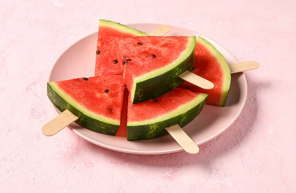 Plaat Met Zoete Watermeloen Sticks Roze Achtergrond — Stockfoto