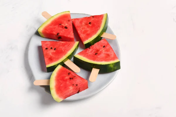 Plaat Met Zoete Watermeloen Sticks Witte Achtergrond — Stockfoto