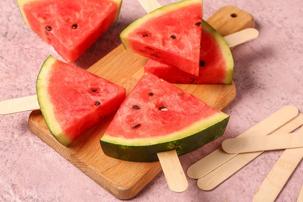 Holzbrett Mit Süßen Wassermelonenstäben Auf Rosa Hintergrund — Stockfoto