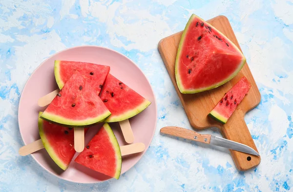 Teller Mit Süßen Wassermelonenstäbchen Und Holzbrett Mit Stücken Auf Hellblauem — Stockfoto