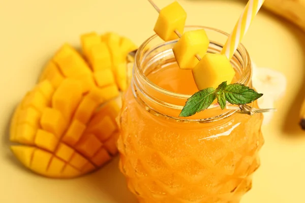 Mason Pot Van Verse Mango Sap Munt Gele Achtergrond — Stockfoto