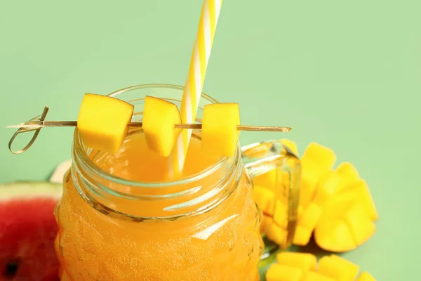 Syltetøyglass Med Fersk Mango Juice Med Vannmelon Grønn Bakgrunn – stockfoto