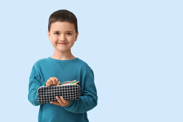 Netter Kleiner Junge Mit Mäppchen Auf Blauem Hintergrund — Stockfoto