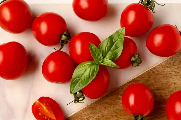 Świeże Pomidory Wiśniowe Bazylią Stole Zbliżenie — Zdjęcie stockowe