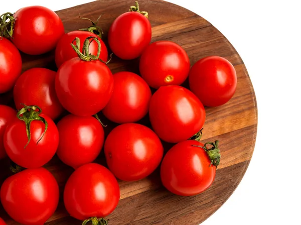 Placa Madeira Com Tomates Cereja Frescos Fundo Branco — Fotografia de Stock