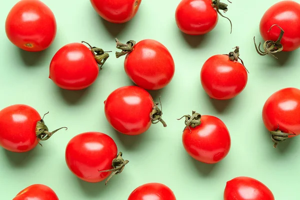 Muchos Tomates Cherry Frescos Sobre Fondo Verde — Foto de Stock