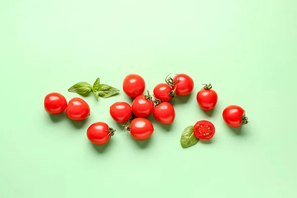 Tomates Cereja Frescos Manjericão Sobre Fundo Verde — Fotografia de Stock
