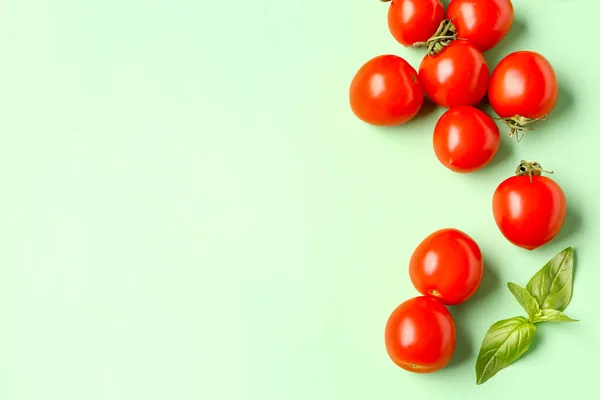 Tomates Cereja Frescos Manjericão Sobre Fundo Verde — Fotografia de Stock