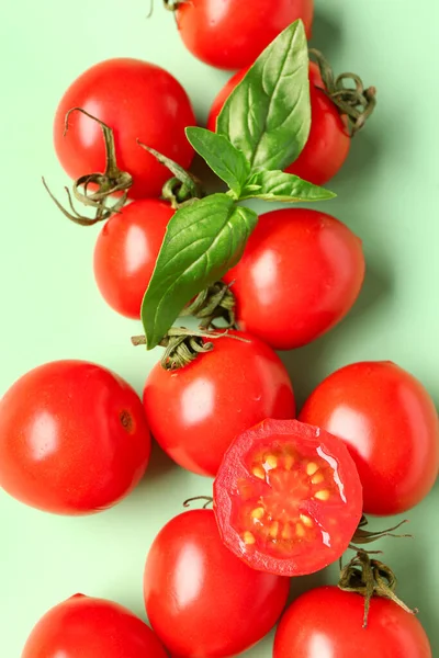 Świeże Pomidory Wiśniowe Bazylia Zielonym Tle — Zdjęcie stockowe