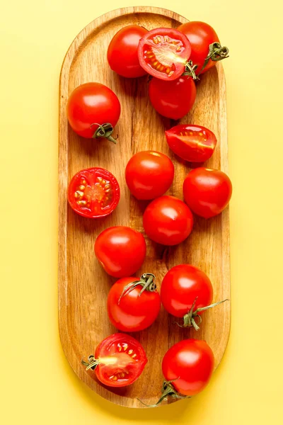 Deska Drewniana Świeżymi Pomidorami Wiśniowymi Żółtym Tle — Zdjęcie stockowe