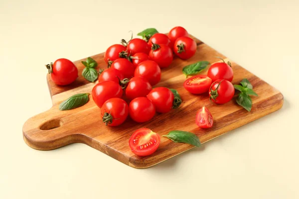 Placa Madeira Com Tomates Cereja Frescos Manjericão Sobre Fundo Verde — Fotografia de Stock