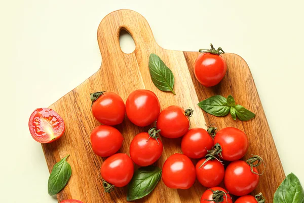 Drewniana Deska Świeżymi Pomidorami Wiśniowymi Bazylią Jasnozielonym Tle — Zdjęcie stockowe