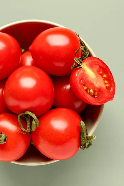 Tigela Com Tomates Cereja Frescos Sobre Fundo Cinza — Fotografia de Stock