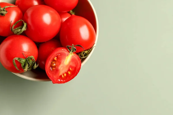 Cuenco Con Tomates Cherry Frescos Sobre Fondo Gris — Foto de Stock