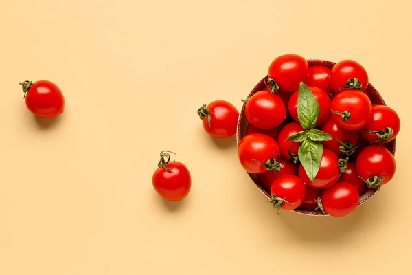 Cuenco Con Tomates Cherry Frescos Albahaca Sobre Fondo Naranja — Foto de Stock