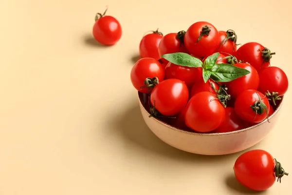 Miska Świeżymi Pomidorami Wiśniowymi Bazylia Pomarańczowym Tle — Zdjęcie stockowe