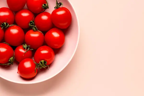 Cuenco Con Tomates Cherry Frescos Sobre Fondo Rosa — Foto de Stock