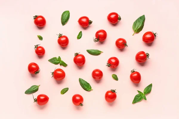 Tomates Cherry Frescos Albahaca Sobre Fondo Rosa — Foto de Stock