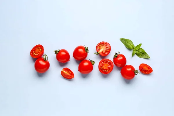 Tomates Cherry Frescos Albahaca Sobre Fondo Azul — Foto de Stock