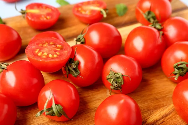 Deska Drewniana Świeżymi Pomidorami Wiśniowymi Zbliżenie — Zdjęcie stockowe